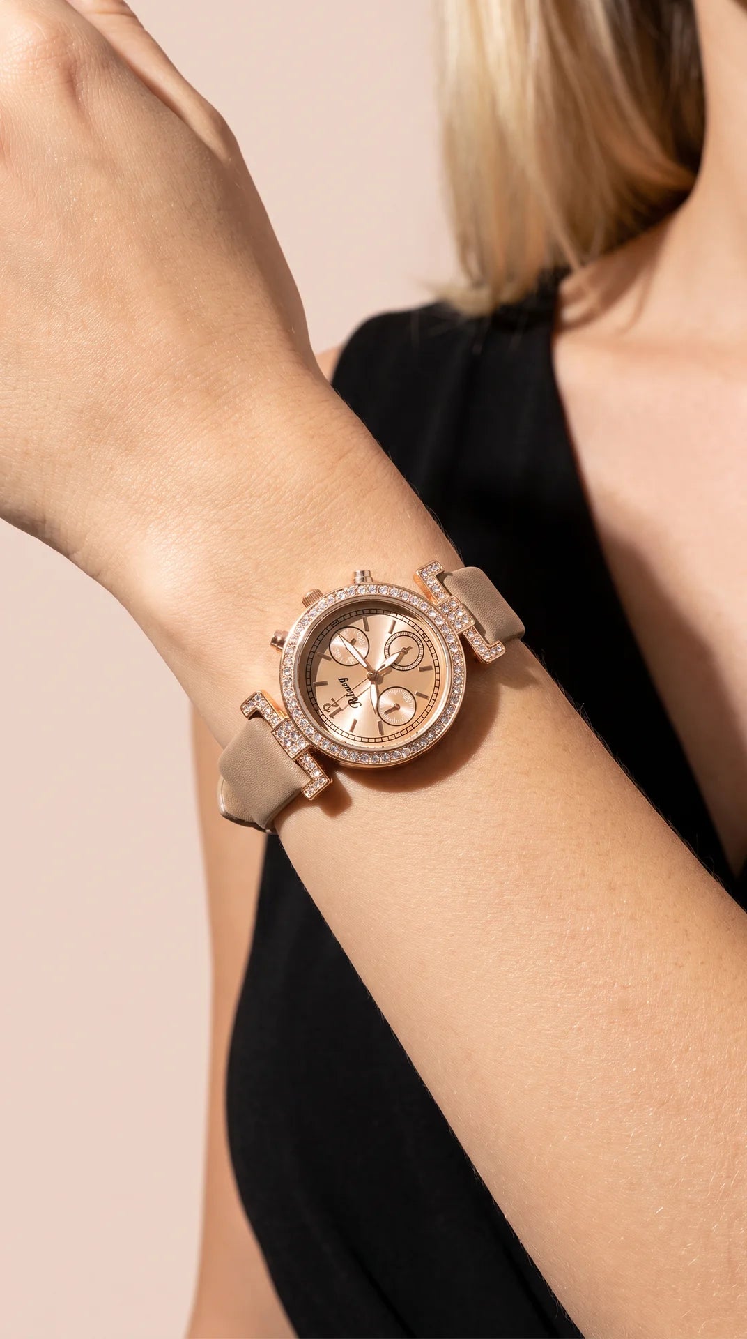 Crystal Bezel Quartz Watch – Elegant Leather Strap Women's Watch
