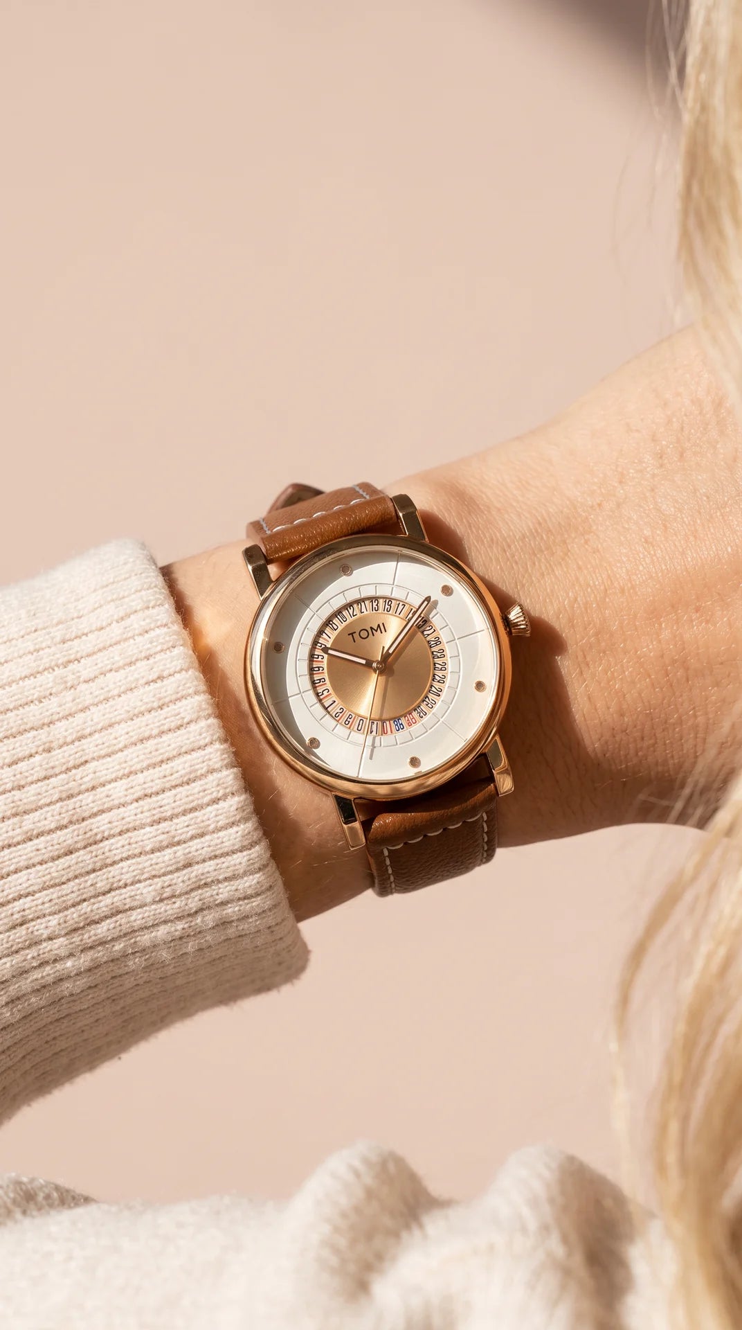 Golden Case Black Dial Watch – Unisex