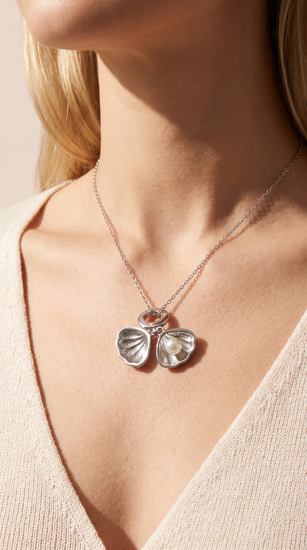 Shell & Pearl Pendant Necklace NE26029