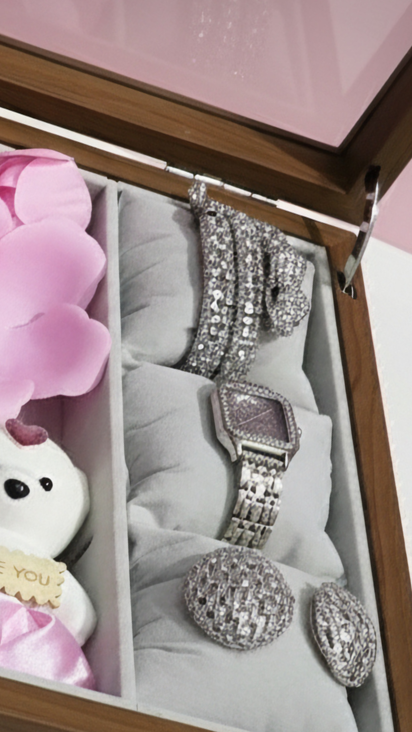Luxury Women’s Gift Set with Watch, Necklace, Earrings, Bracelet & Scented Roses – Perfect for Her