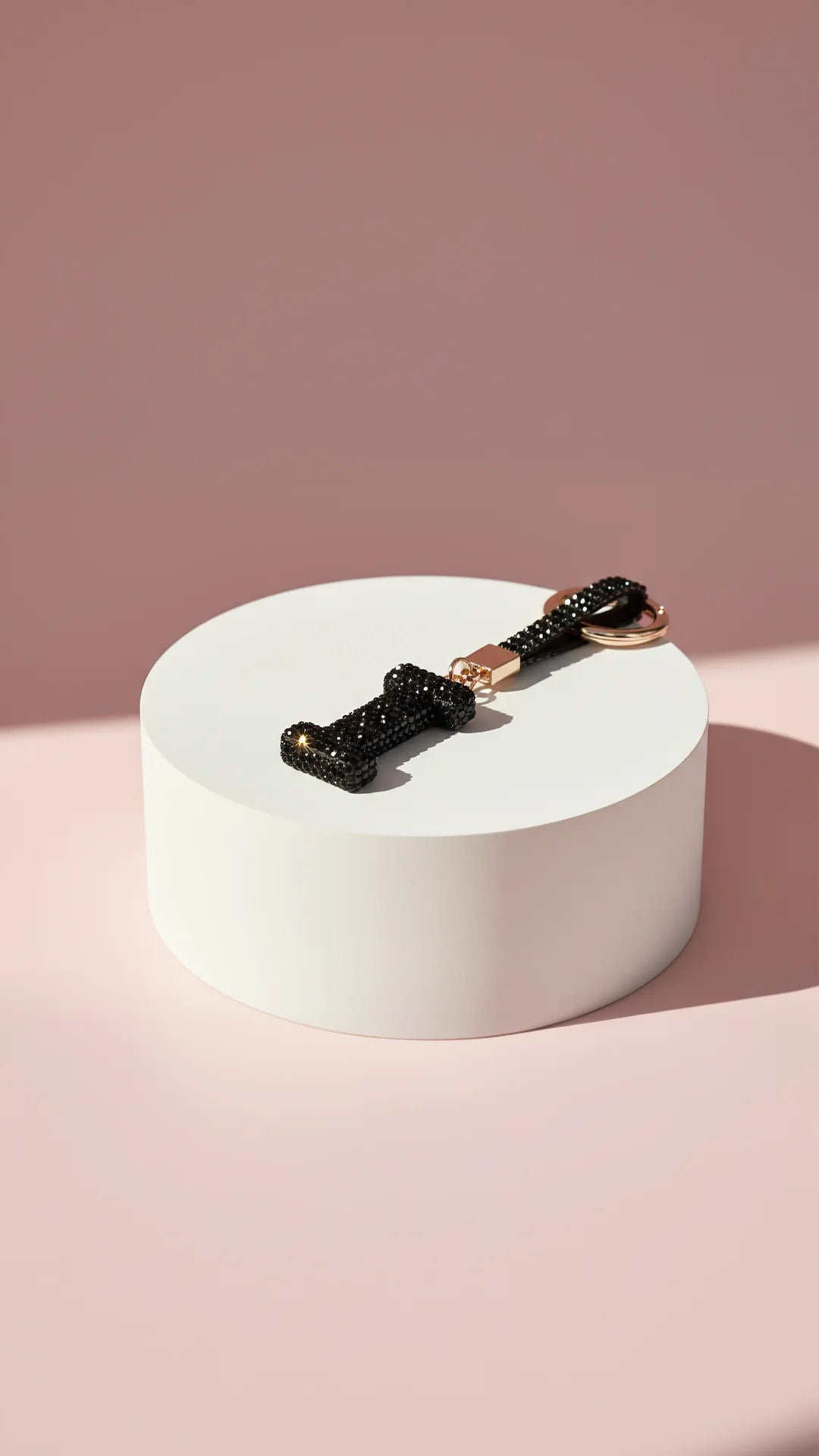 Black letter 'I' keychain with glittery texture on a pink background